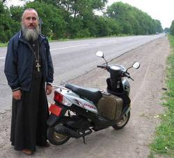 священик на мотоциклі